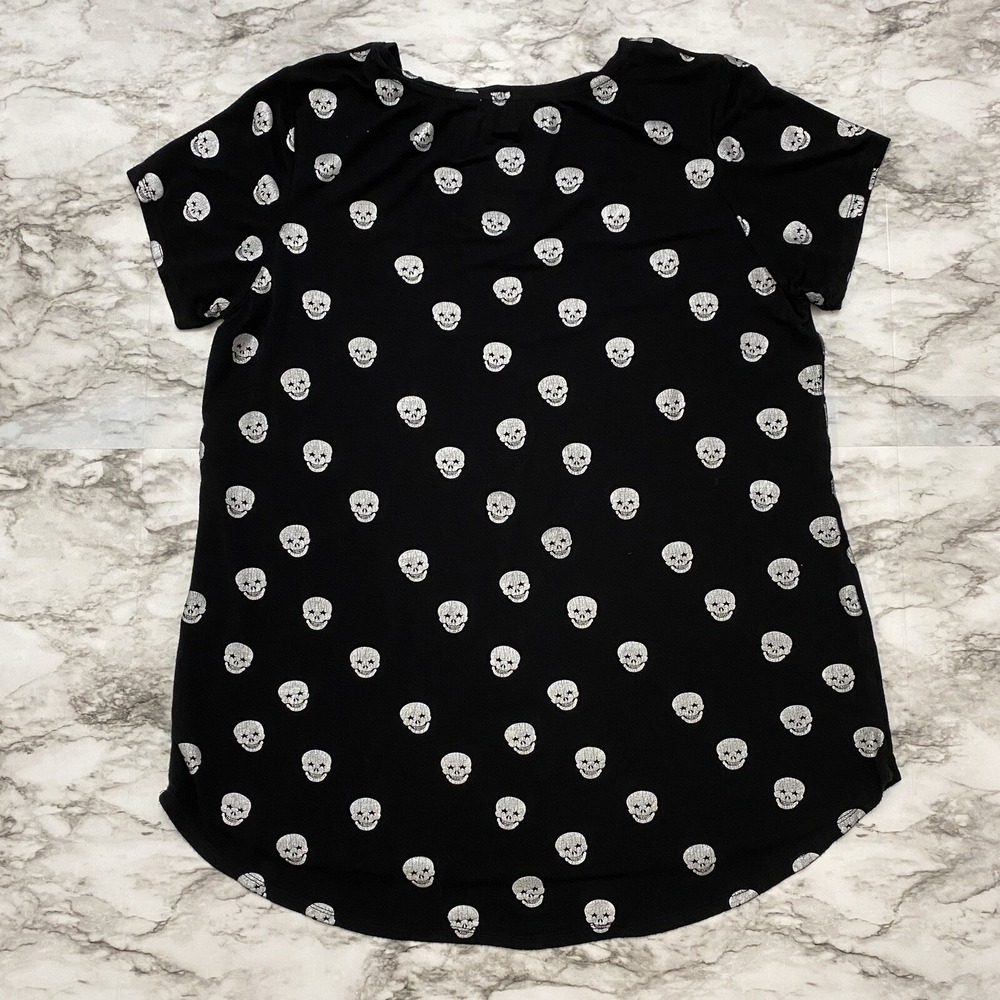 For The Republic Womens T Shirt Size L Black & White Skulls‎ Short Sleeve V-Neck